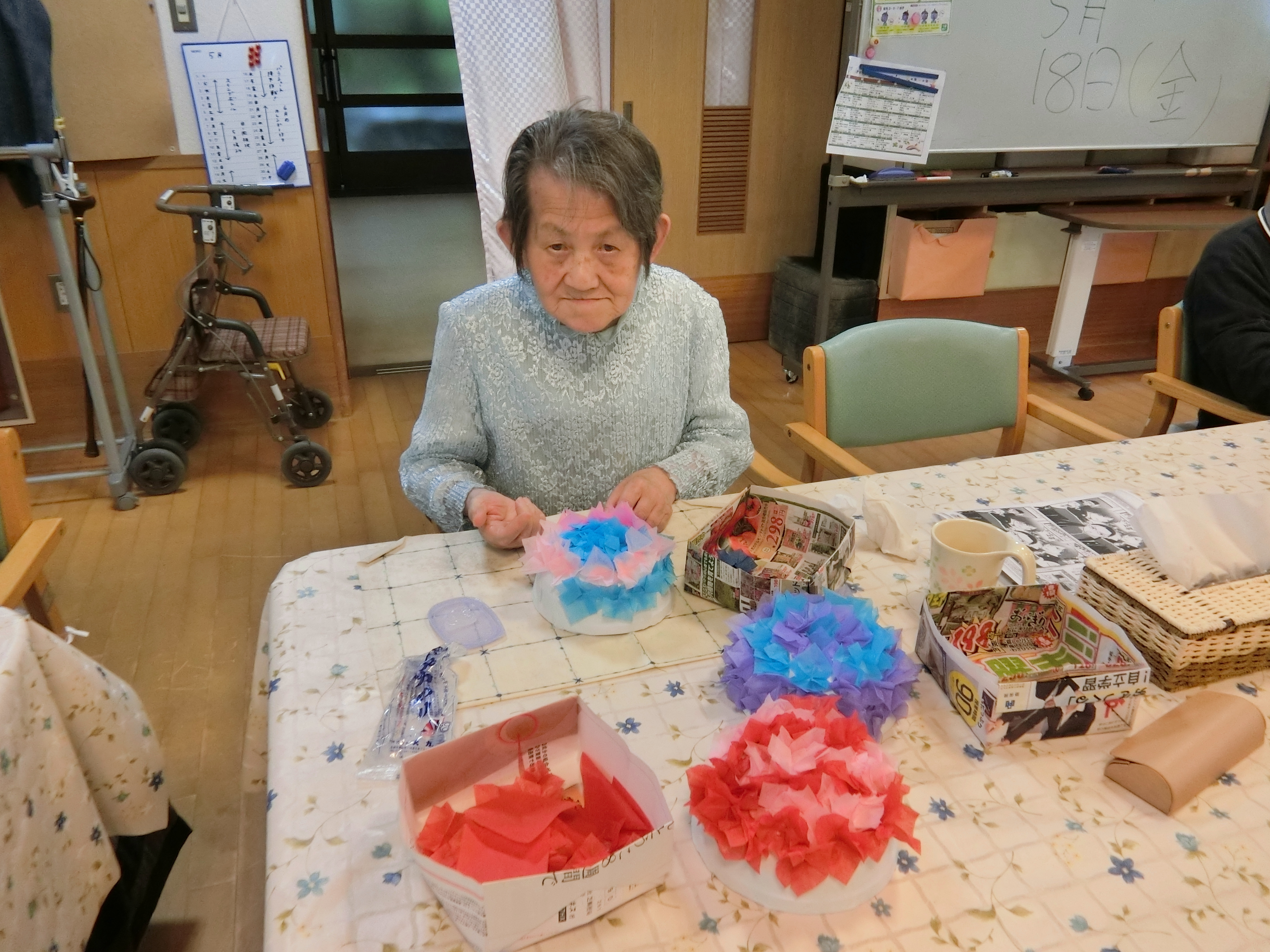 壁面制作 頑張ってます 緑寿会は京都山科 日ノ岡のデイサービス 特別養護老人ホームです